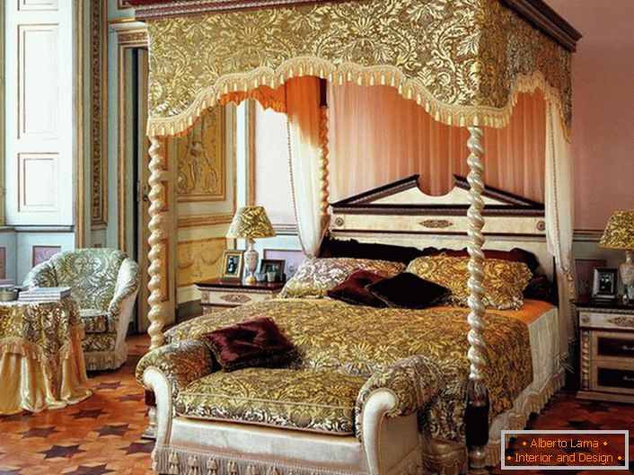 Елегантна просторна спалня с балдахин над леглото.