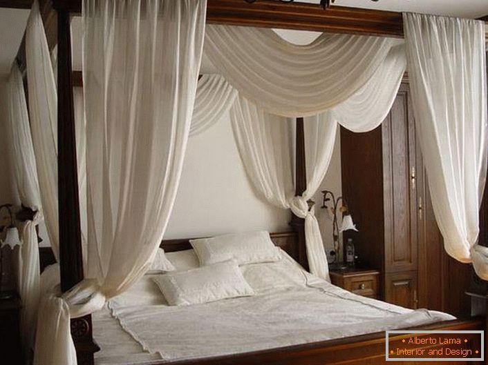 Бял балдахин над просто лаконично легло, изработено от дърво.