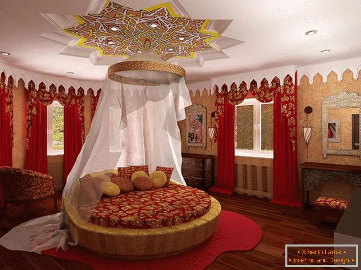 В центъра на композицията има кръгло легло под капака. Вниманието привлича тавана, който е интригуващо декориран над леглото.