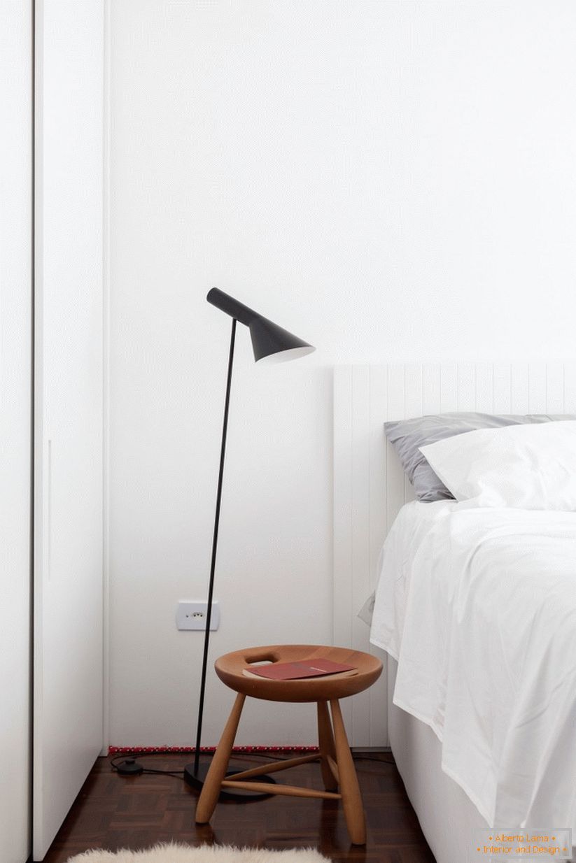 Етажна лампа до леглото в спалнята