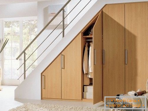 Вграден гардероб под стълбите