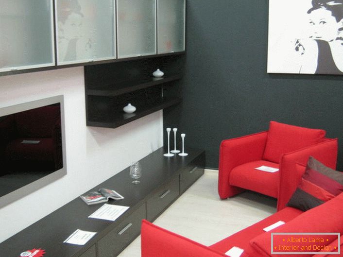 Класически мебели за оригиналната дневна-лаконични форми на мека мебел (модерен червен цвят) и окачени шкафове с матирано стъкло. 