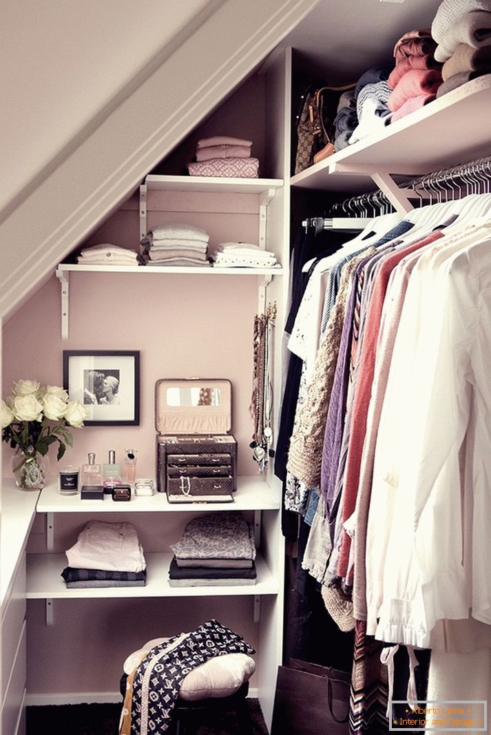 Гардероб 2 кв. м. m. - снимка на интересни дизайнерски