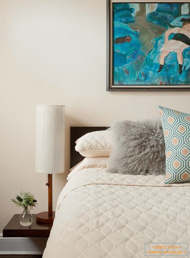 Спалня в пастелни цветове и необичаен модел в тюркоазен цвят