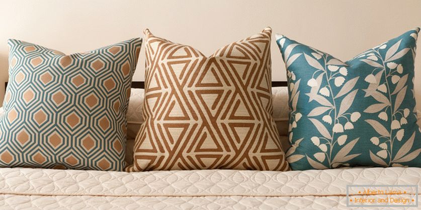 Декоративни възглавници на леглото в пастел-тюркоазени тонове