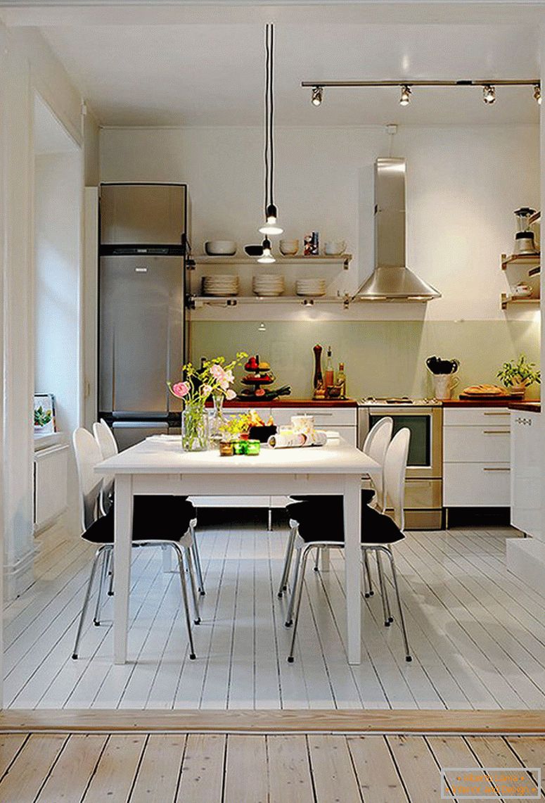 ретро-бяло-дизайн-на-а-малък кухненски плюс релсов осветление-и-черно-трапезария стол тампони-дизайн