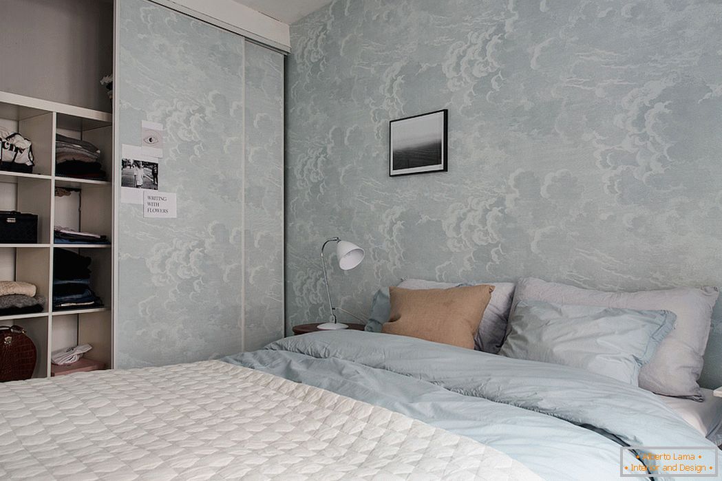 Интериорът на спалнята в бели и сини тонове