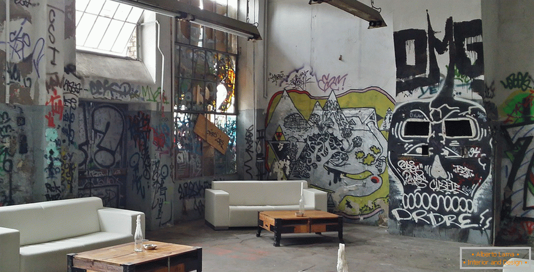 Интериор в таванско помещение с графити