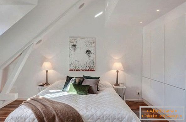 Интериор на малка спалня в белом цвете