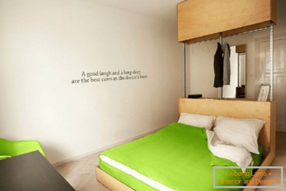 Интериорът на спалнята със светло зелени акценти