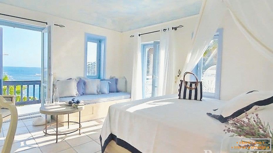 Много лека спалня в гръцки стил с панорамни прозорци