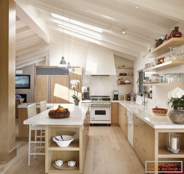 Кухнята в тавана е организирана в съответствие с изискванията на скандинавския стил. Необичайно подреждане на прозореца с отличен достъп до дневна светлина. 