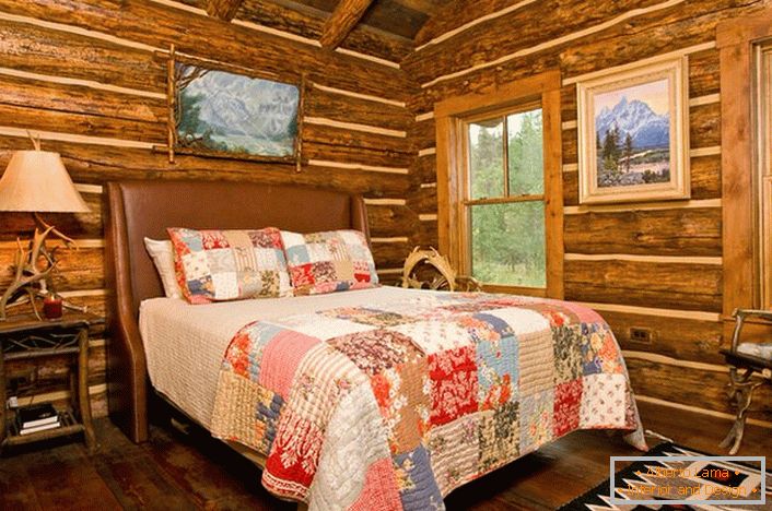 Спалня в селски стил в ловна хижа. Забележителна декорация на стените с помощта на дървена дограма. 