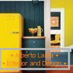 Комбинацията от сива стена и жълт хладилник
