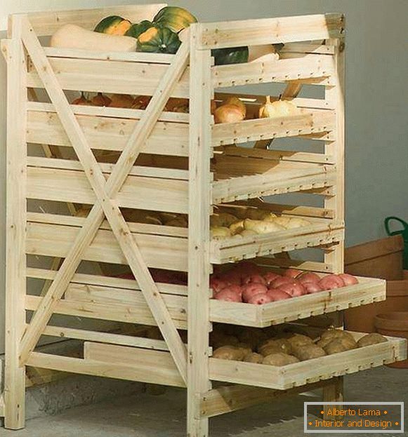 Дървен рафт за съхранение на зеленчуци в килера