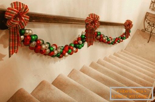 Ние украсяваме стълбите за Нова година