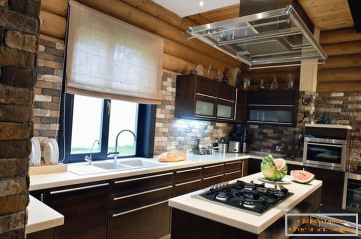 Цветът от тухли изглежда екологично на фона на дървената рамка. Ексклузивната комбинация с модерни мебели и уреди е изгодно решение за декориране на кухнята в селска къща.