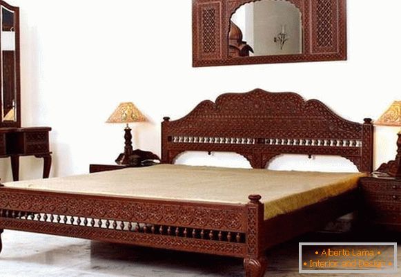 Индийски издълбани мебели за спалня - снимка в интериора