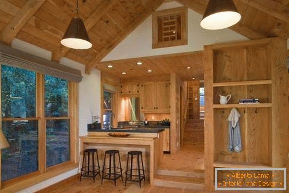 Вътрешността на дървената къща от дървото вътре - снимката на кухнята на хола