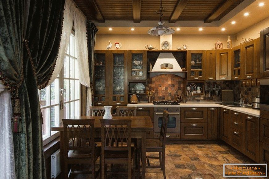 Кухня с дървен таван