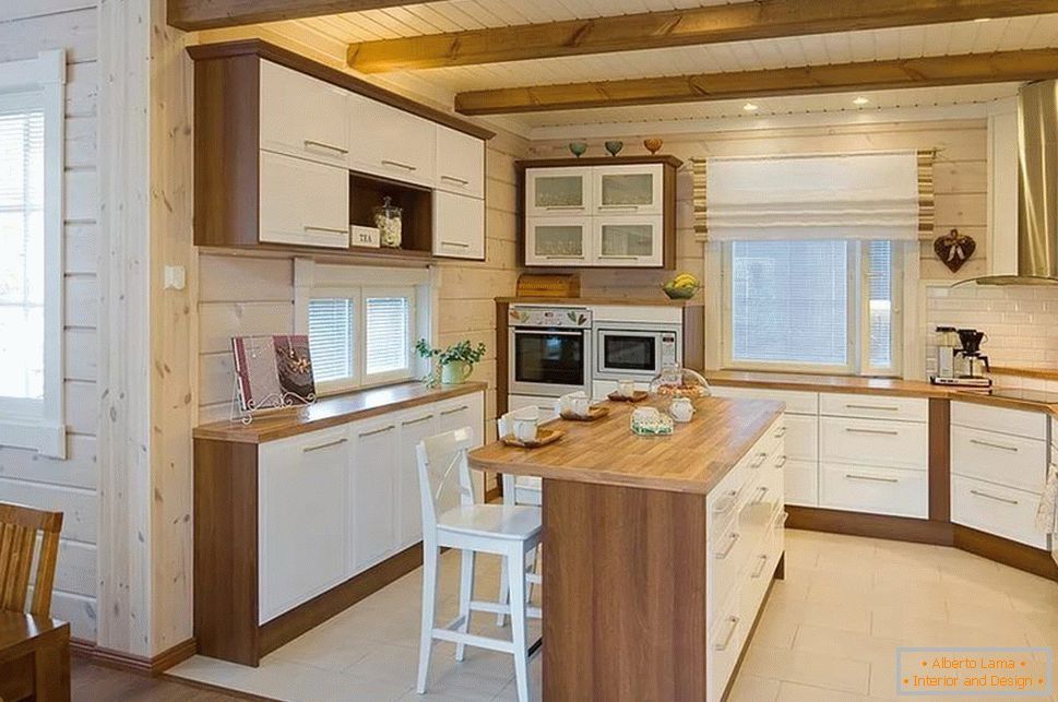 Кухня в къща от дървен материал