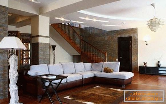 Интериор на хола със стълбище в частна къща - снимка на красив дизайн