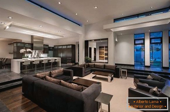 Интериор на голяма кухня в хола в дизайна на частна къща