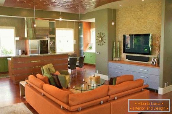Оранжево-зелен интериор на кухнята на хола в частна къща
