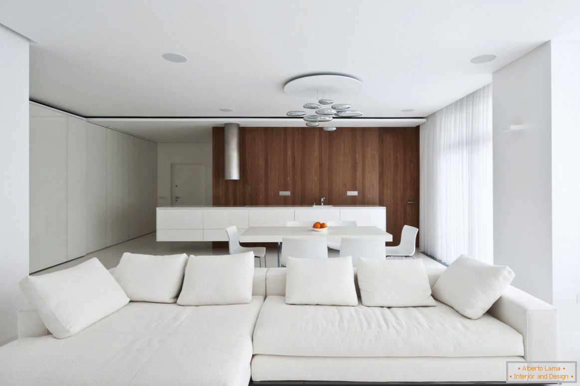 Бяла тапицирана мебел във вътрешността на хола