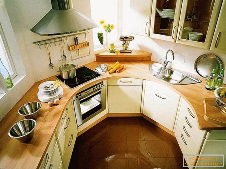 Шкафове и готварска печка с абсорбатор в кухнята