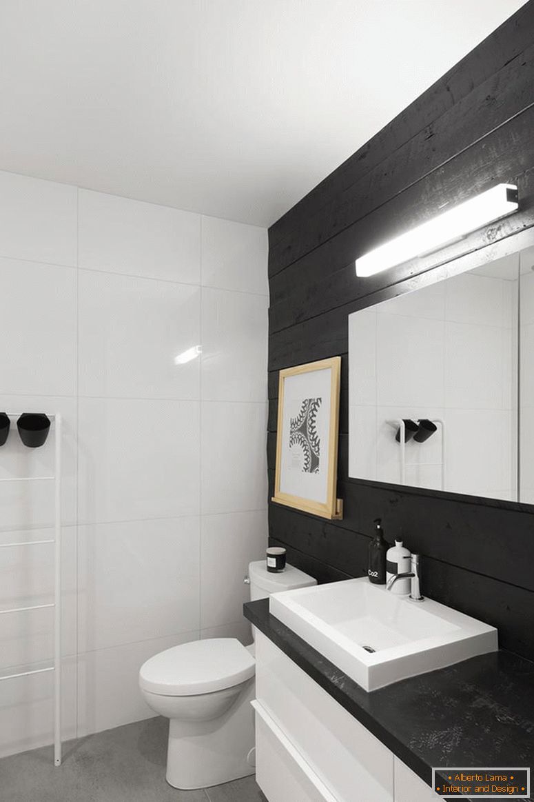 Интериор на малка баня в черно и бяло