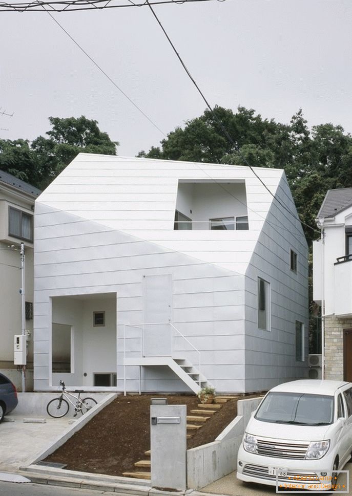 Интериор на минималистична къща с градина в Япония