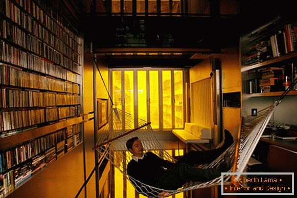 Интериор на малка стая: хамак в библиотеката
