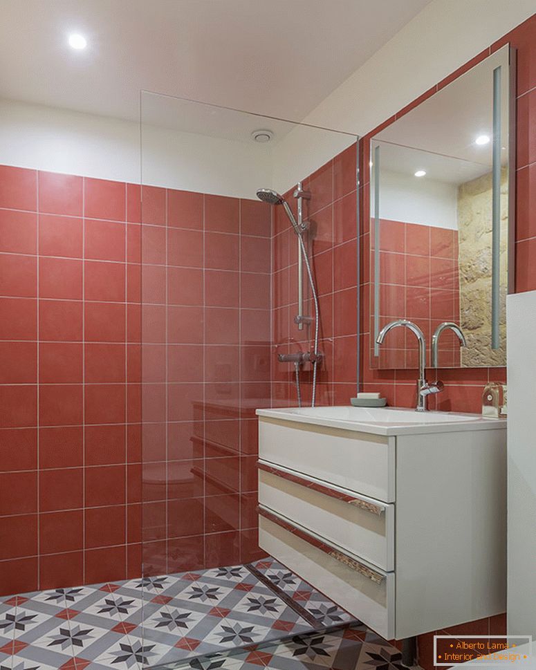 Червени плочки във вътрешността на малка баня