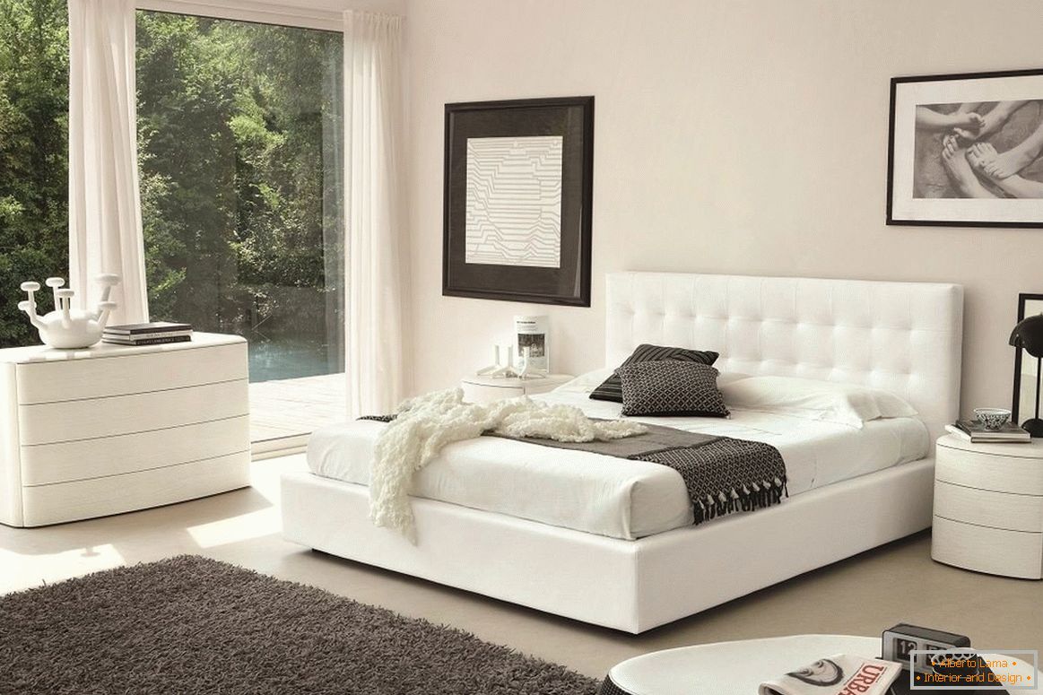 Бяло легло, скрин и нощни шкафчета в спалнята