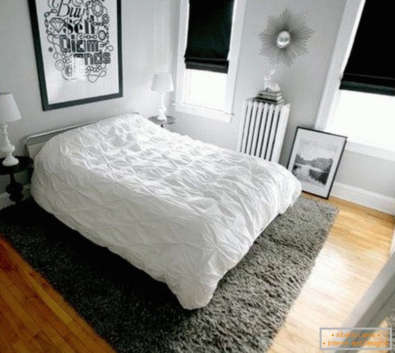 Комбинацията от сив килим и бели стени