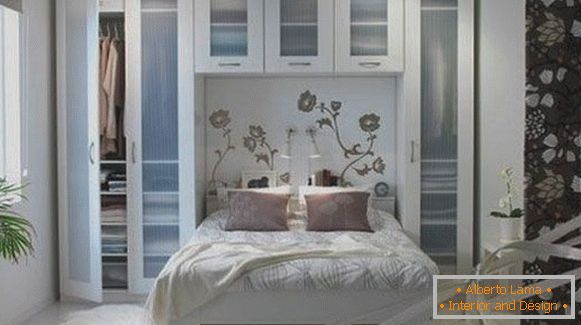 Мебели с прозрачни врати в спалнята