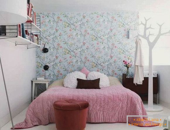 Растителни орнаменти на стената в спалнята