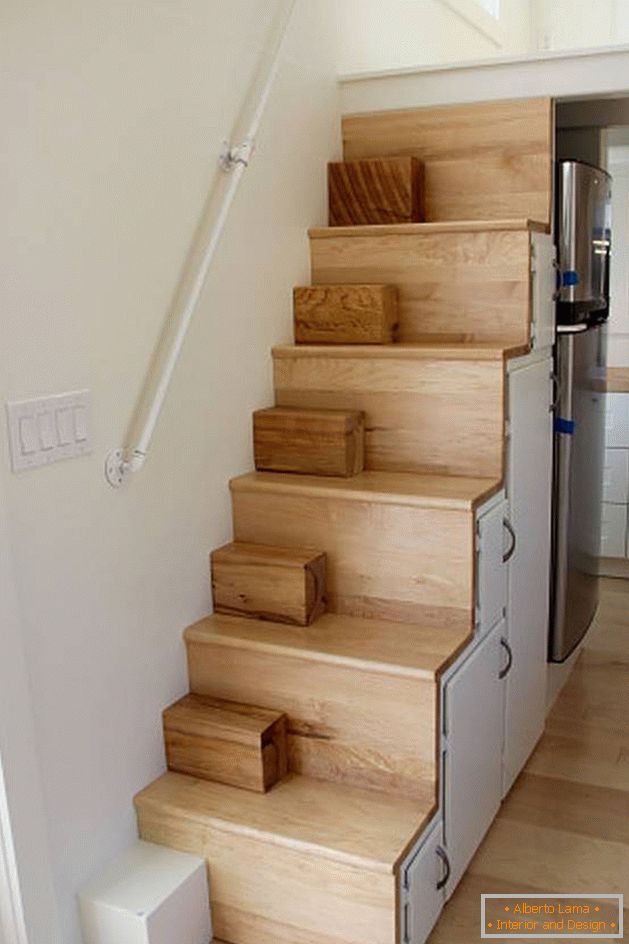 Дървено стълбище до второто ниво