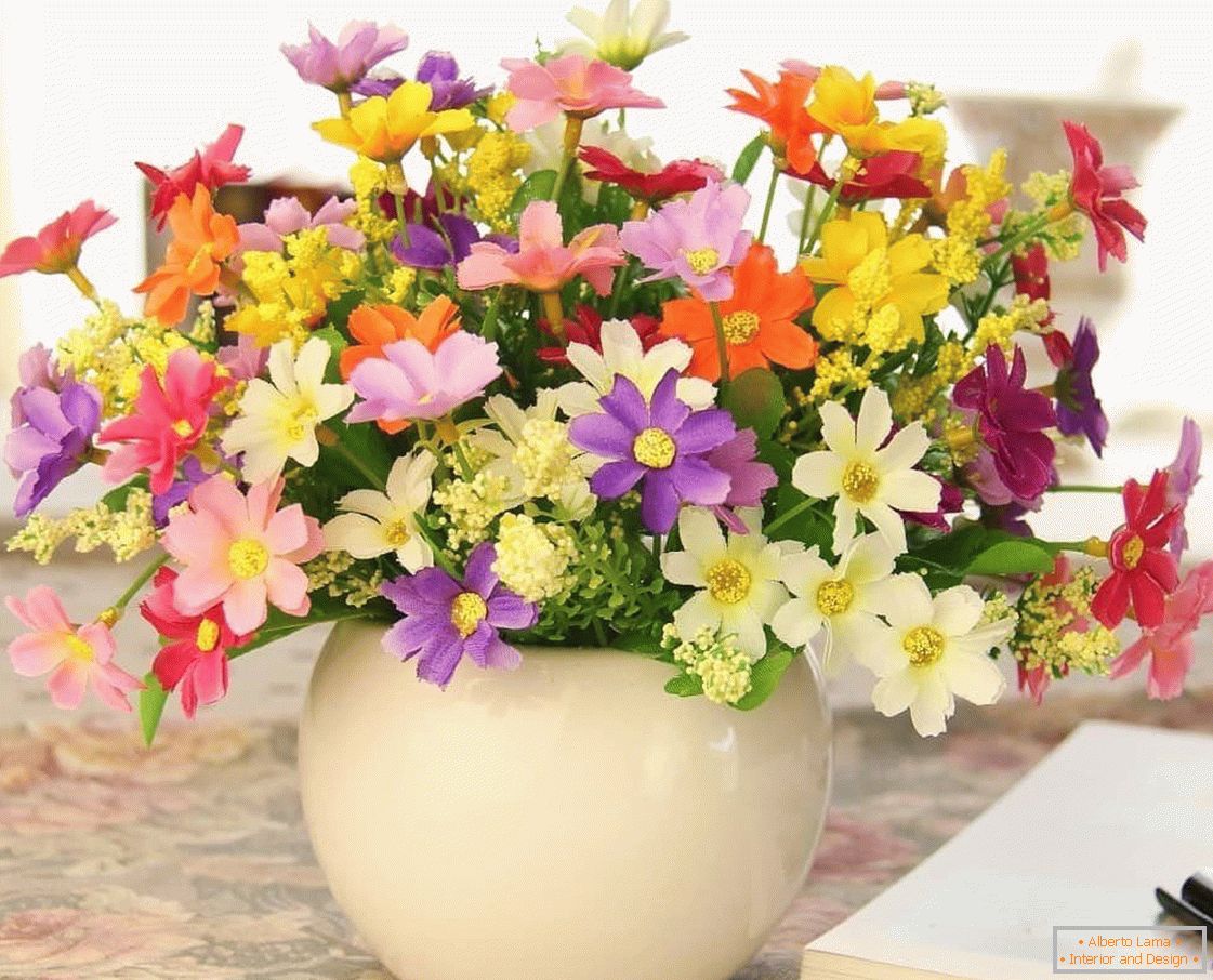 Прост дизайн на ваза с изкуствени цветя