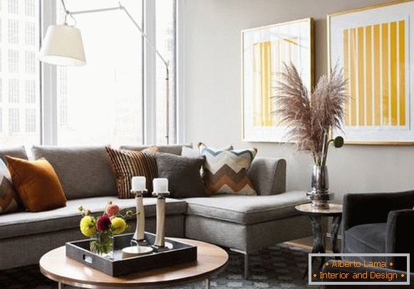 Сив диван и килим в комбинация с други цветове в интериора