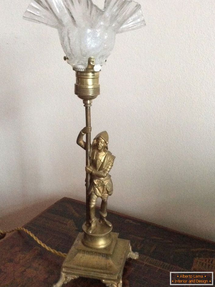 Стилизиран свещник с плафон - креативна лампа за нощно шкафче.