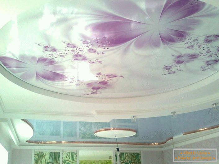 Опънати тавани с фотопечат са органично съчетани с подходящо избрано осветление.