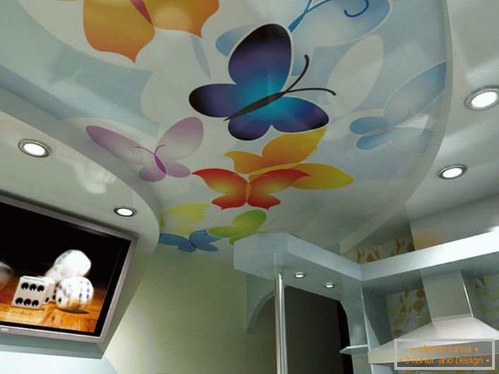 Модел на светъл въздух за декориране на кухнята. Опънати тавани се различават не само при атрактивен външен вид, но и при практичност.