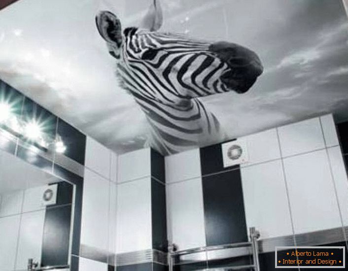 Необичайно решение за декориране на черно-бяла баня е изображението на зебра върху опънати тавани с фотопечат.