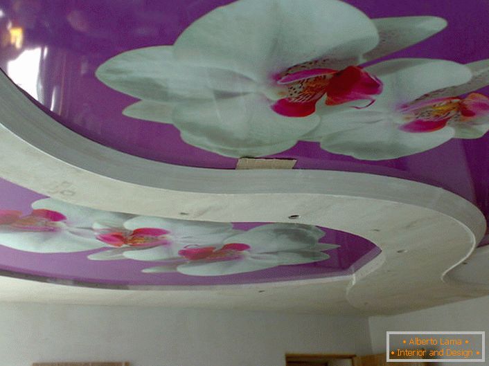 Композиция с цветя върху опънати тавани с фотопечат - интересно решение за декориране на всекидневната.