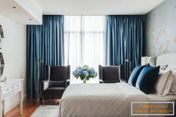 Какви завеси ще задоволят сините тапети - в дизайна на спалнята