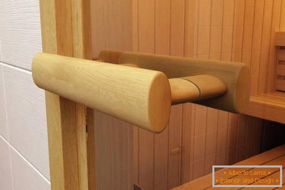 Дървена дръжка за стъклени врати в сауна от вар