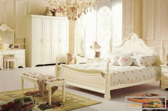 Спалня в стил Прованс с кристален полилей