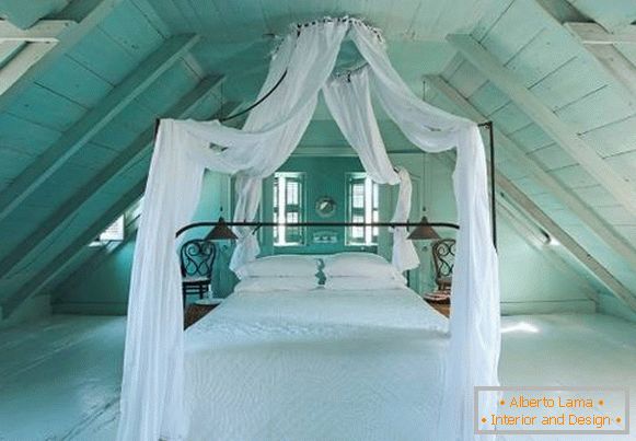 романтична спалня до тавански